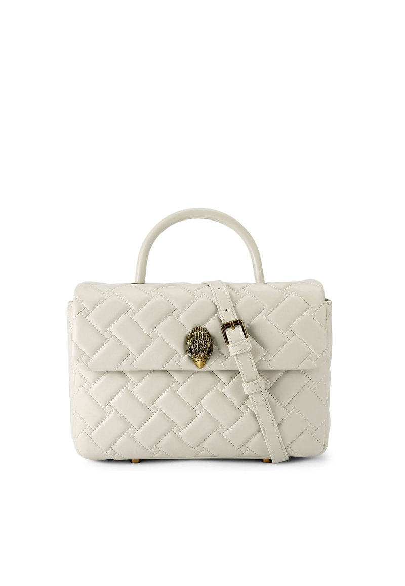 Gequilte creme leren handtas met een bovenhandvat en een afneembare schouderriem. Voorzien van een goudkleurige sluiting in de vorm van een hand.