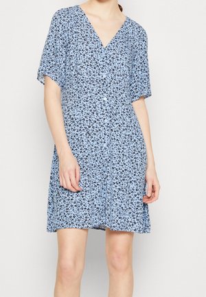 Modré květované šaty s výstřihem do V, krátkým rukávem, zapínáním na knoflíky vpředu a volným střihem. Materiál má černý texturovaný vzor.