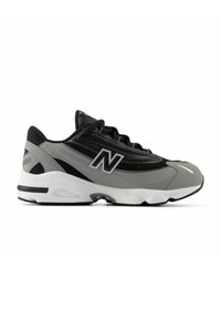Scarpe sportive nere e grigie con tomaia in mesh, suola ammortizzata e dettagli riflettenti. Presentano un logo "N" e un design testurizzato.