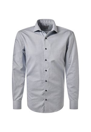 Helles blaues langärmliges Herrenhemd mit knöpfbarem Frontverschluss und spitzem Kragen, auf einem weißen Hintergrund präsentiert.