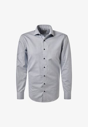 Helles blaues langärmliges Herrenhemd mit knöpfbarem Frontverschluss und spitzem Kragen, auf einem weißen Hintergrund präsentiert.