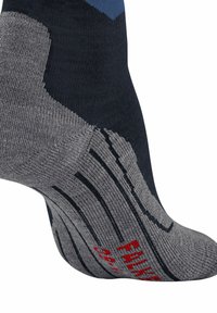 Skarpetki z ciemnoniebieskim wierzchem i szarym korpusem, z teksturowymi wzorami, wzmocnionym piętą i czerwonym logo w pobliżu dołu.