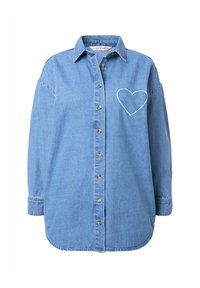 Lichtblauwe spijkerblouse met lange mouwen, knoopsluiting en een geborduurde hartomtrek op de linkerkant van de borst. Klassieke kraag; ontspannen pasvorm.