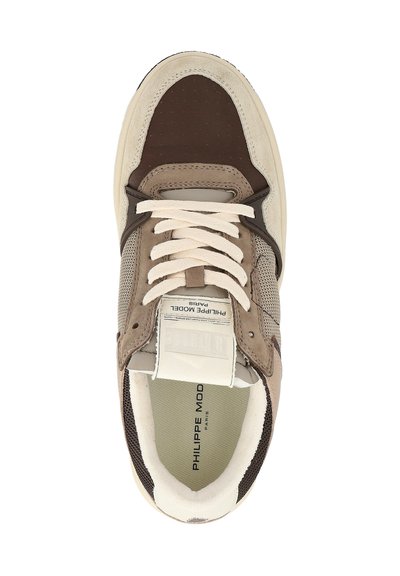 Sneaker da uomo con pannelli beige, marrone e taupe, lacci crema e branding "Philippe Model Paris" sulla linguetta e sulla soletta.