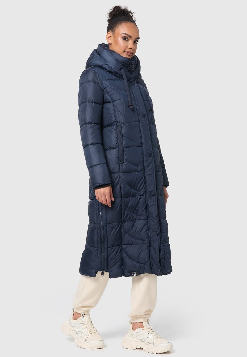 Donkerblauwe pufferjas met een lange silhouet, gewatteerde textuur, grote capuchon, knopen aan de voorkant en zijzakken met rits.