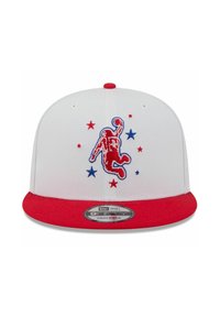 Rot-weißes Snapback-Cap mit einer gestickten athletischen Figur in Rot, umgeben von blauen und roten Sternen auf einer weißen Krone.