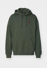 Sudadera verde oliva con bolsillo canguro, cordones ajustables, puños acanalados y un pequeño logo bordado en el pecho. Textura de tela suave.