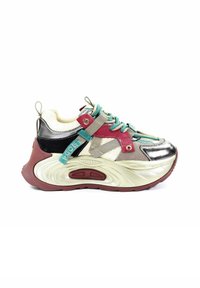 Wielokolorowe trampki z mieszanką materiałów: metaliczne srebro, różowe i turkusowe akcenty. Gruba podeszwa z teksturowanymi wzorami i uchwytem.