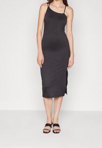 Černé midi šaty s úzkým střihem vyrobené z jemné, elastické látky. Mají tenké nastavitelné ramínka a boční rozparek pro pohodlný pohyb.