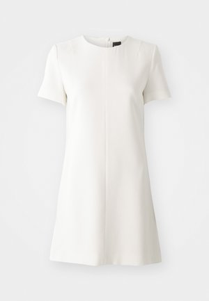 Fehér, rövid ujjú ruha kerek nyakkivágással és egyenes siluettel. Hátul cipzár rész és sima textúra. Minimalista dizájn.