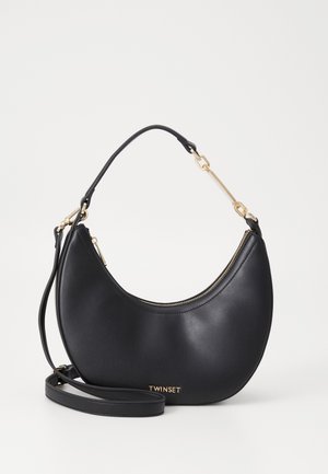 Schwarze halbmondförmige Handtasche mit goldenem Reißverschluss, goldenem TWNSET-Logo und abnehmbarem Schulterriemen mit goldenen Kettenglied-Details.