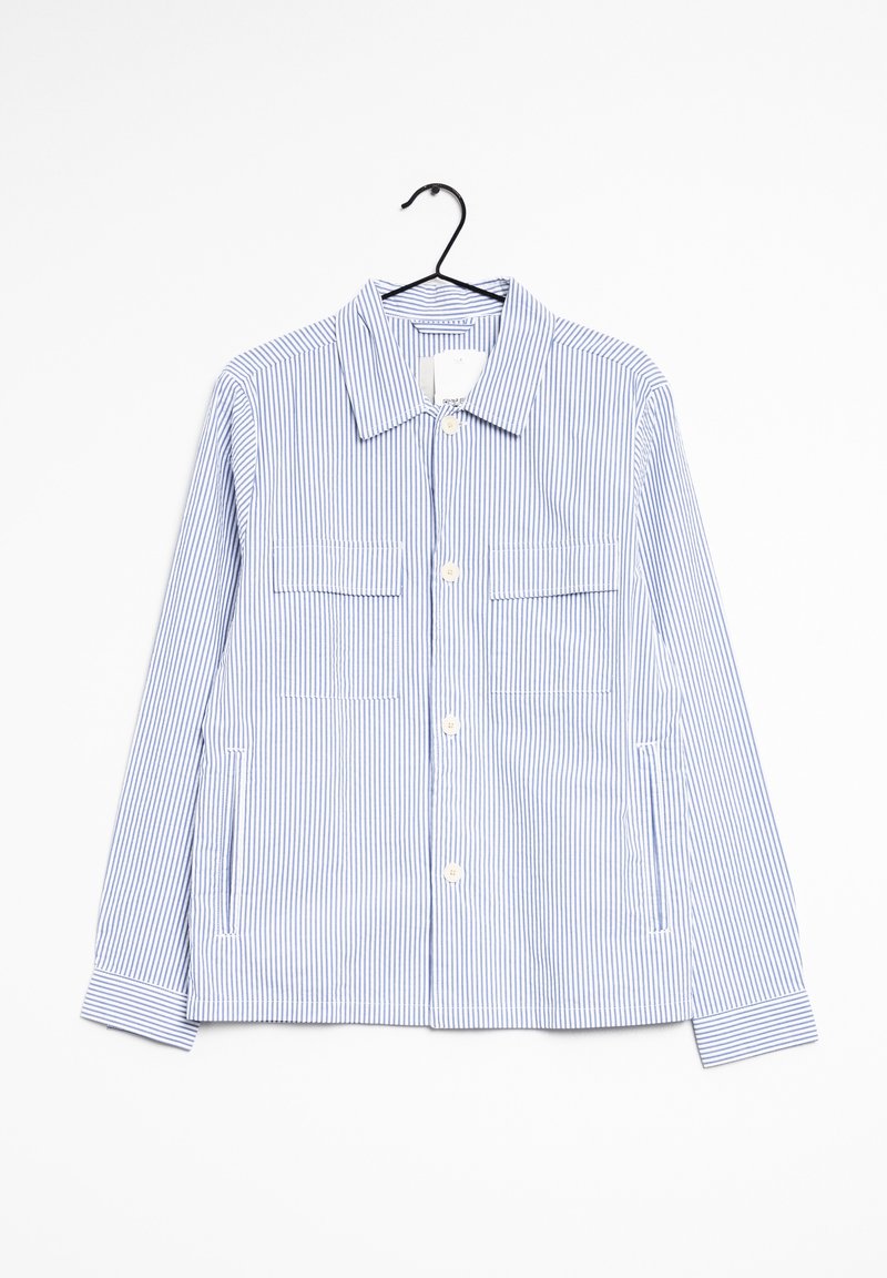 Veste boutonnée à rayures verticales bleu clair et blanc avec col et quatre poches, suspendue sur un cintre noir.