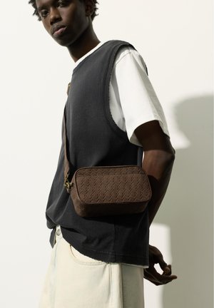 PULL&BEAR CROSSBODY BAG - Umhängetasche - brown