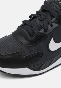 Nike Sportswear AIR MAX SOLO - Tenisice - black/white/anthracite