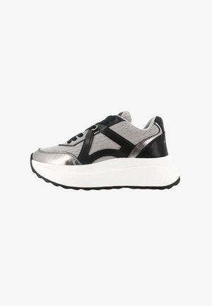 Sneaker sportivo con dettagli metallici argento e neri, parte superiore in materiale sintetico, motivo texturizzato, chiusura con lacci e suola spessa bianca.