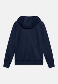Tmavě modrá mikina s kapucí, hladkou texturou, žebrovanými manžetami a volným střihem. Má kapsu na břiše a prošité detaily.