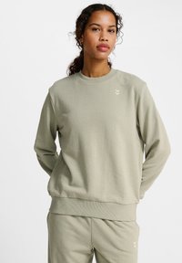 Lichtgroene sweatshirt van een zachte katoenmix, met een geribbelde ronde hals en manchetten, en een klein logo in een contrasterende kleur.