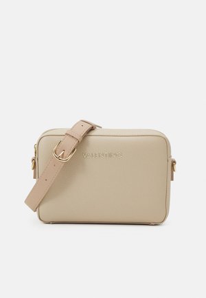 Beige lærremseveske med teksturert overflate, gull detaljer og justerbar stropp; preget "Valentino" logo foran.