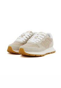Baskets beiges avec tiges en mesh et en daim, lacets blancs et semelle beige. Présente des accents de logo en relief sur le côté et la languette.
