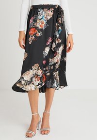 Schwarzer floral gemusterter Wickelrock aus leichtem Stoff, der große, bunte Blumenmuster, einen rüschengesäumten Saum und seitliche Bindegurte aufweist.