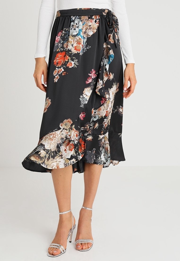 Schwarzer floral gemusterter Wickelrock aus leichtem Stoff, der große, bunte Blumenmuster, einen rüschengesäumten Saum und seitliche Bindegurte aufweist.