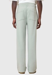 Lys grønne sweatpants med afslappet pasform, der har to baglommer og en elastisk talje. Fremstillet af blødt, struktureret materiale.