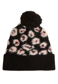 Zwarte gebreide beanie met pompon. Heeft pluizige witte en rode luipaardvlekken aan de bovenkant, met een gestructureerde zwarte geribbelde manchet aan de onderkant.