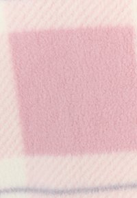 Coperta in pile rosa con un motivo a scacchi e una texture morbida. Include un quadrato rosa uniforme e strisce diagonali di un rosa chiaro.