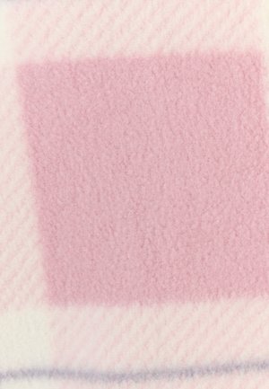 Coperta in pile rosa con un motivo a scacchi e una texture morbida. Include un quadrato rosa uniforme e strisce diagonali di un rosa chiaro.