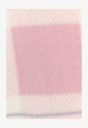 Roze fleece dekentje met een geruit patroon en een zachte textuur. Bevat een effen roze vierkant en lichte roze diagonale strepen.