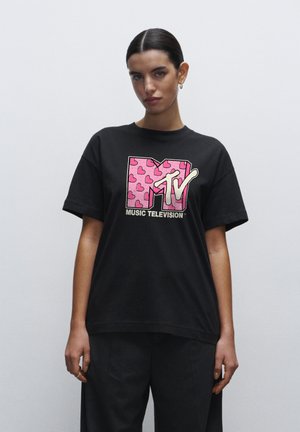Czarny bawełniany t-shirt z kolorowym logo MTV w różowe serduszka, z krótkimi rękawami i luźnym krojem.