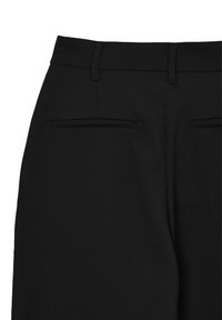 Pantaloni neri su misura con una consistenza liscia, vestibilità slim, due tasche posteriori con cuciture discrete e una vita anteriore piatta.
