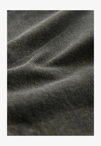 Vybrané, black rivet