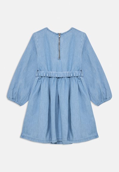 Φόρεμα τζιν σε ανοιχτό μπλε, με μακριά φουσκωτά μανίκια, ραφή με βολάν στη μέση και κλείσιμο με φερμουάρ στην πλάτη. Λείος υφασμάτινος χαρακτήρας με ρομαντική φούστα.