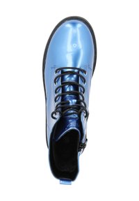 Botín de combate de charol azul con cordones negros, puntera redonda y suela texturizada. Incluye un cierre lateral para un acceso fácil.