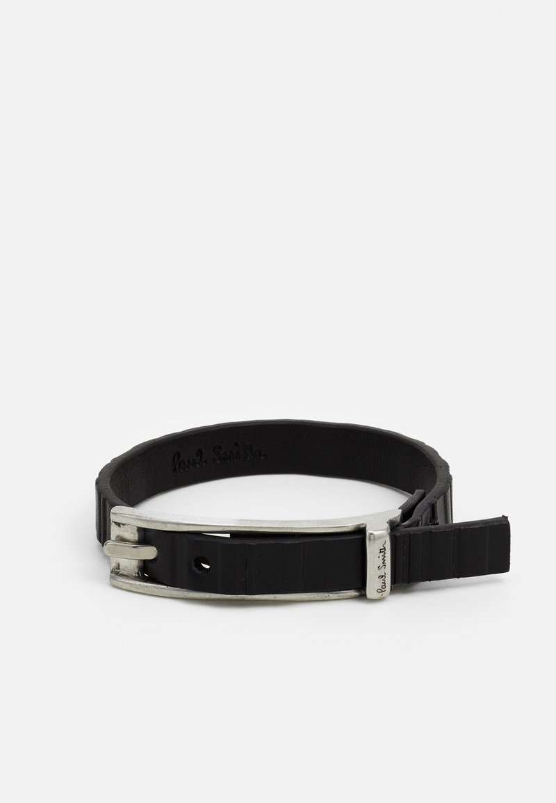 Bracelet en cuir noir avec une boucle rectangulaire en argent et gravé "Paul Smith" sur le fermoir, présenté sur fond blanc.