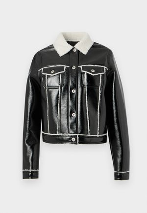 Giacca cropped in pelle nera con cuciture bianche, dotata di un collo in shearling e due tasche frontali con chiusura a bottone.