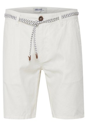 Krèmfarvede shorts lavet af letvægtsstof med en flettet marineblå og hvid talje, detaljeret med en brun dekorativ knap.