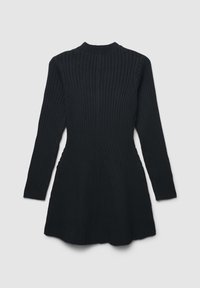 Abito in maglia nera a coste con maniche lunghe, collo alto e orlo svasato. Presenta una texture liscia e una silhouette aderente.