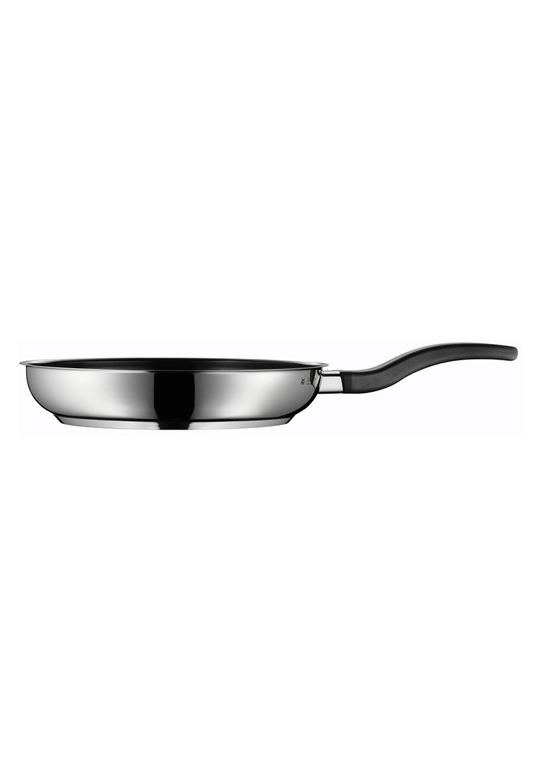 Sartén de acero inoxidable con base plana y lados curvas, mango ergonómico negro que se extiende hacia la derecha, mostrado sobre un fondo blanco.