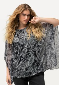 Sort og grå paisley-mønstrede poncho lavet af let, gennemsigtigt stof, med løse ærmer og en draperet silhuet.