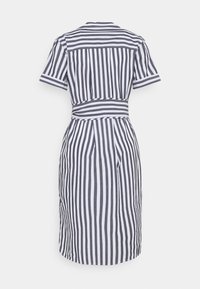 Gestreiftes Kurzarmkleid aus Baumwolle in Marineblau und Weiß, mit betonter Taille, Rückenpasse und Falten für eine definierte Silhouette.