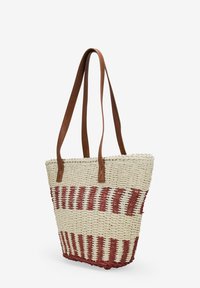 Borsa a tracolla intrecciata in fibre naturali e bordeaux, con manici in pelle marrone, forma quadrata e motivi a righe orizzontali.
