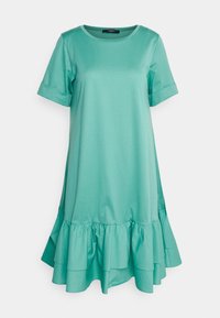 Robe à manches courtes en bleu sarcelle, en tissu doux. Elle présente un col rond et un ourlet à volants en couches au bas.