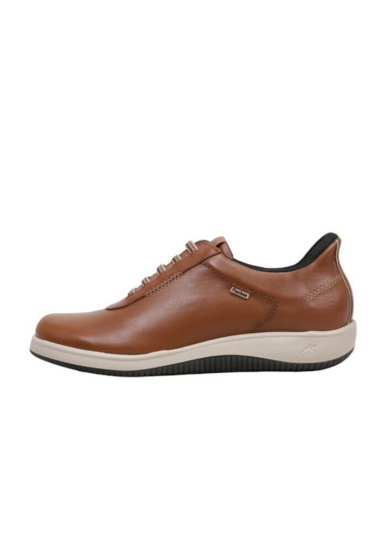 Zapato de piel marrón con punta redondeada, detalles de costura sutiles y suela de goma blanca. Diseño de cordones. Textura suave.