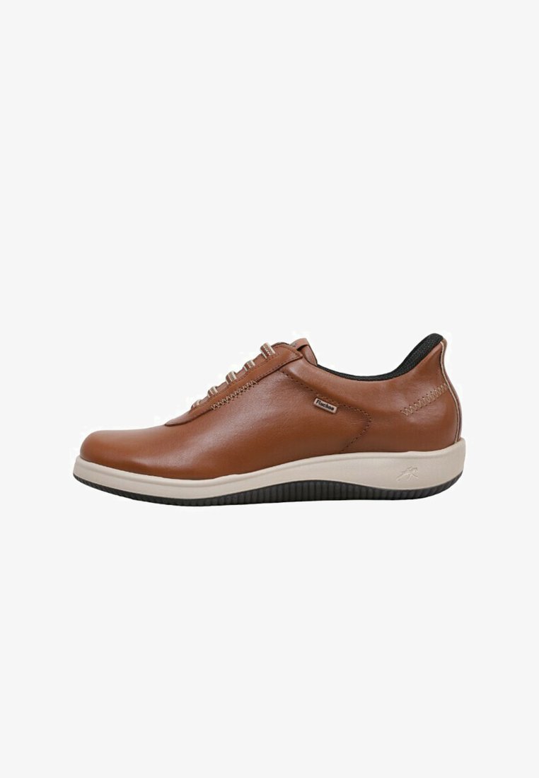 Zapato de piel marrón con punta redondeada, detalles de costura sutiles y suela de goma blanca. Diseño de cordones. Textura suave.