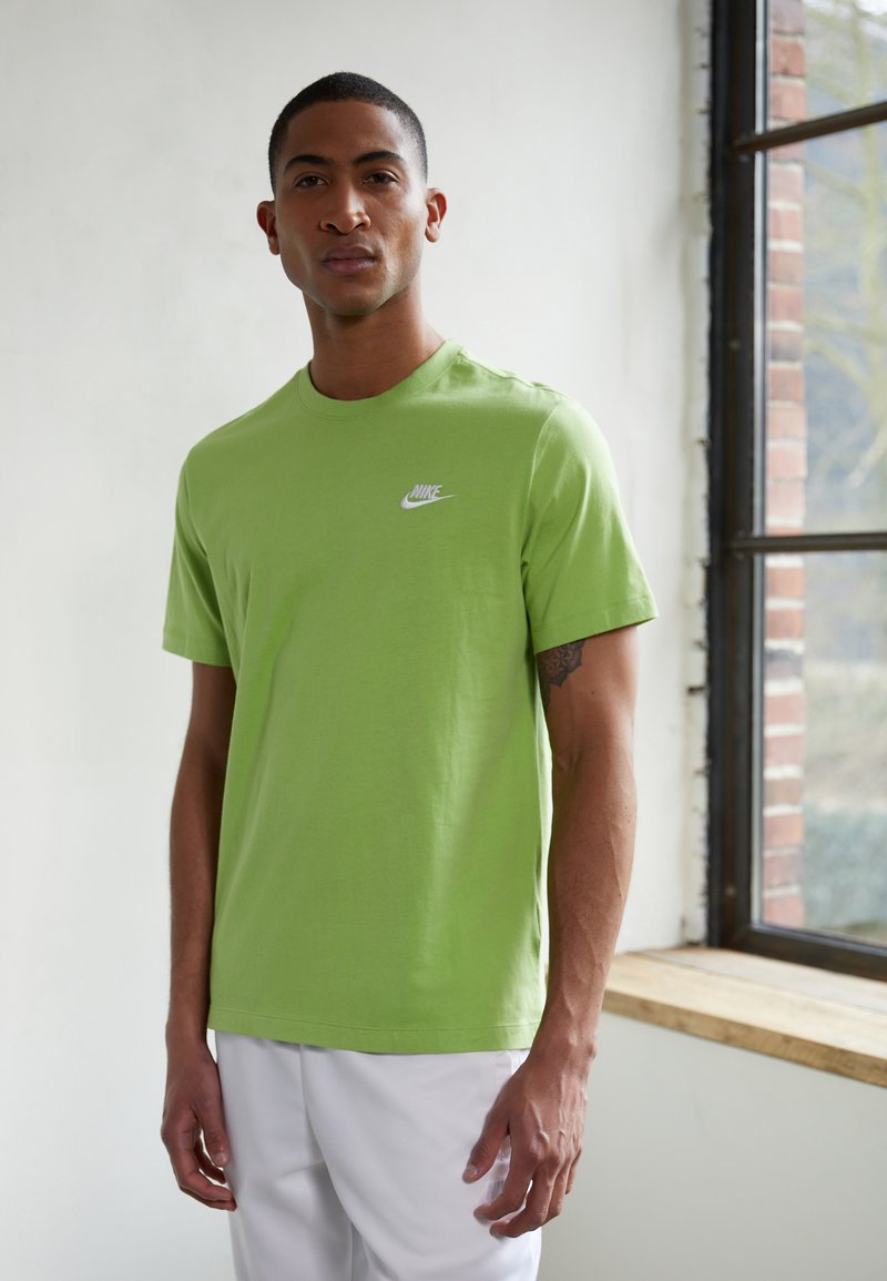 Nike Sportswear CLUB TEE - Navadna majica - vivid green
