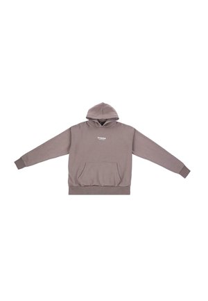 Kapucnis pulóver tompa barna színben, elülső zsebbel, bordás mandzsettákkal és egyszerű fehér logóval a mellkason.