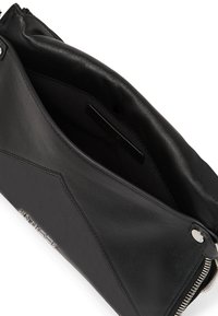 Fekete bőr clutch táska sima textúrával, cipzárral és ezüst színű kiegészítőkkel. Belseje fekete szövet béléssel rendelkezik, és van benne kártyahely.