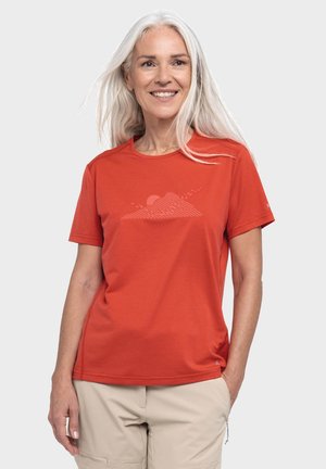 Rotes kurzärmeliges T-Shirt aus leichtem Stoff mit einem minimalistischen Grafikdesign von Bergen und Sonne in Weiß. Glatte Textur, runder Ausschnitt.